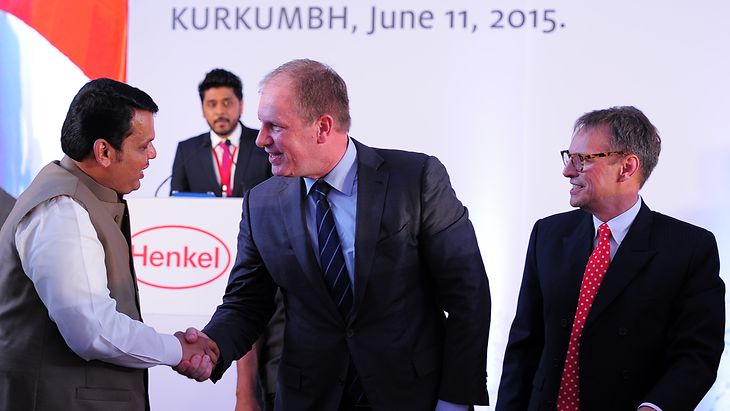 Paul Kirsch (middle), Jeremy Hunter (right), Devendra Fadnavis (left)