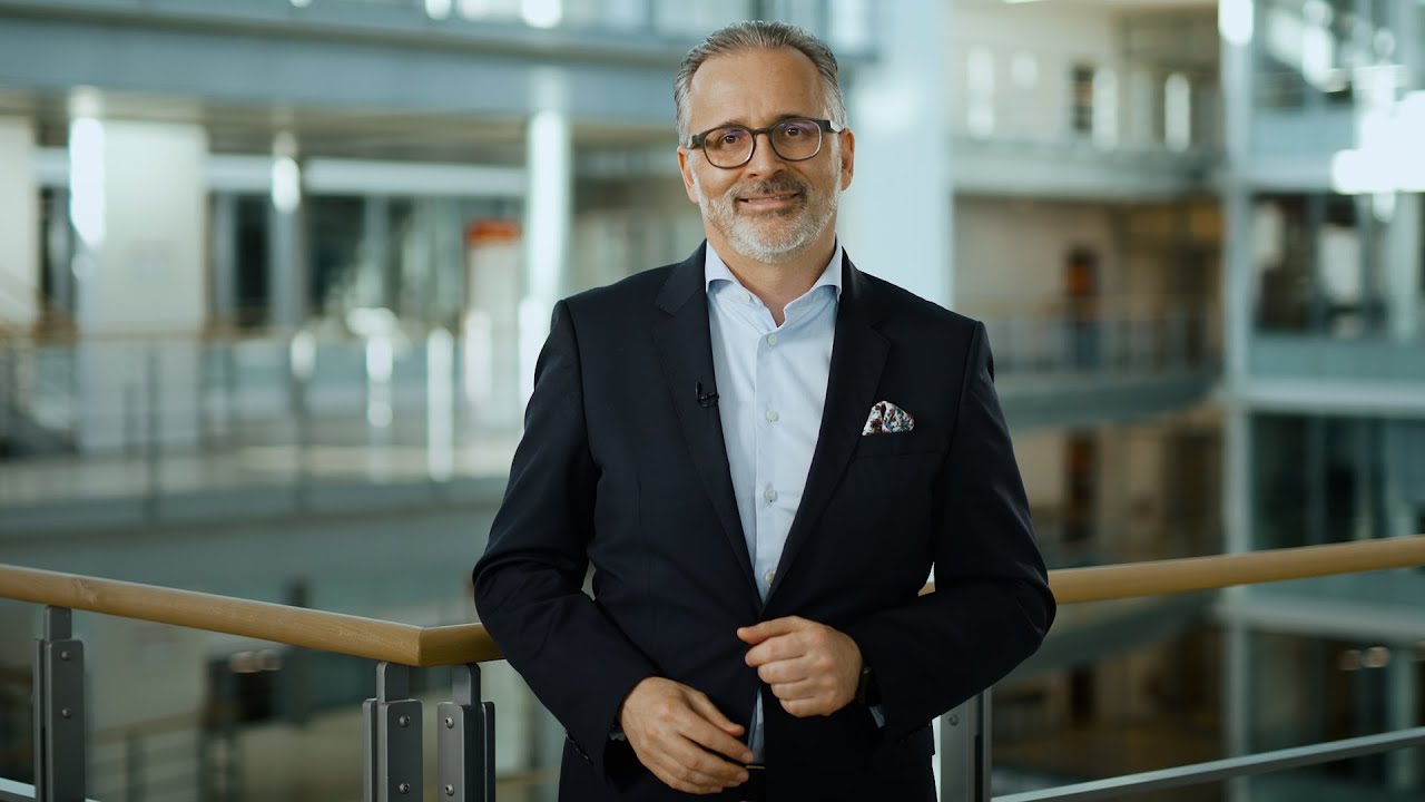 YouTube Thumbnail Videobotschaft von Henkel-CEO Carsten Knobel zum Geschäftsjahr 2022 (Thumbnail)