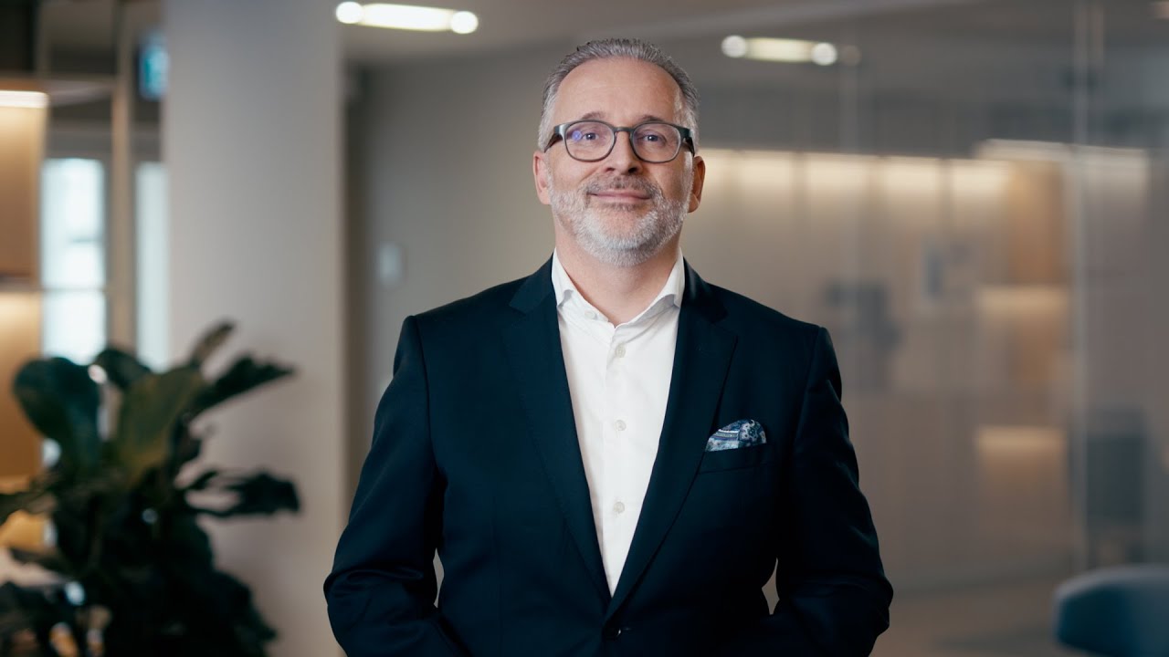 YouTube Thumbnail Videobotschaft von Henkel-CEO Carsten Knobel über die Entwicklungen im dritten Quartal 2023 (Thumbnail)