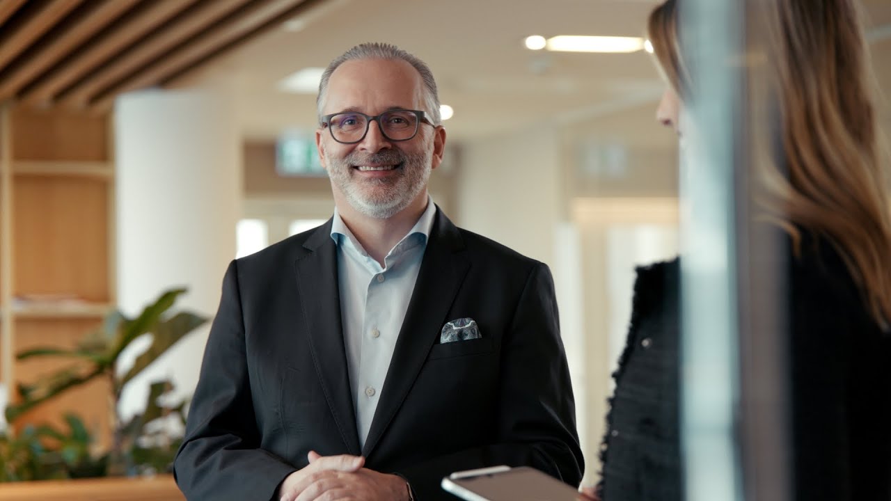 YouTube Thumbnail Henkel-CEO Carsten Knobel über das Geschäftsjahr 2024 & Ausblick 2025 (Thumbnail)