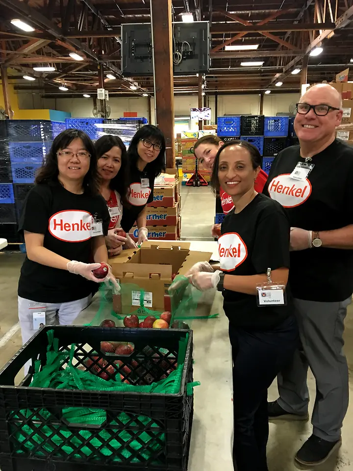 In addition to donating nearly 600 food items, employees in Irvine, CA worked tirelessly sorting and packaging food at the Second Harvest Food Bank. The Irvine team also collected gifts for the Boys & Girls Club’s Winter Wonderland holiday party to provide for those who may not receive any.