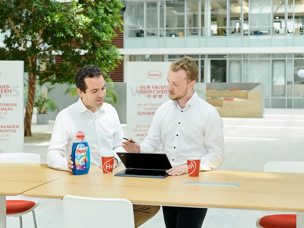 Two Henkel employees assess a Persil packaging with the EasyD4R tool