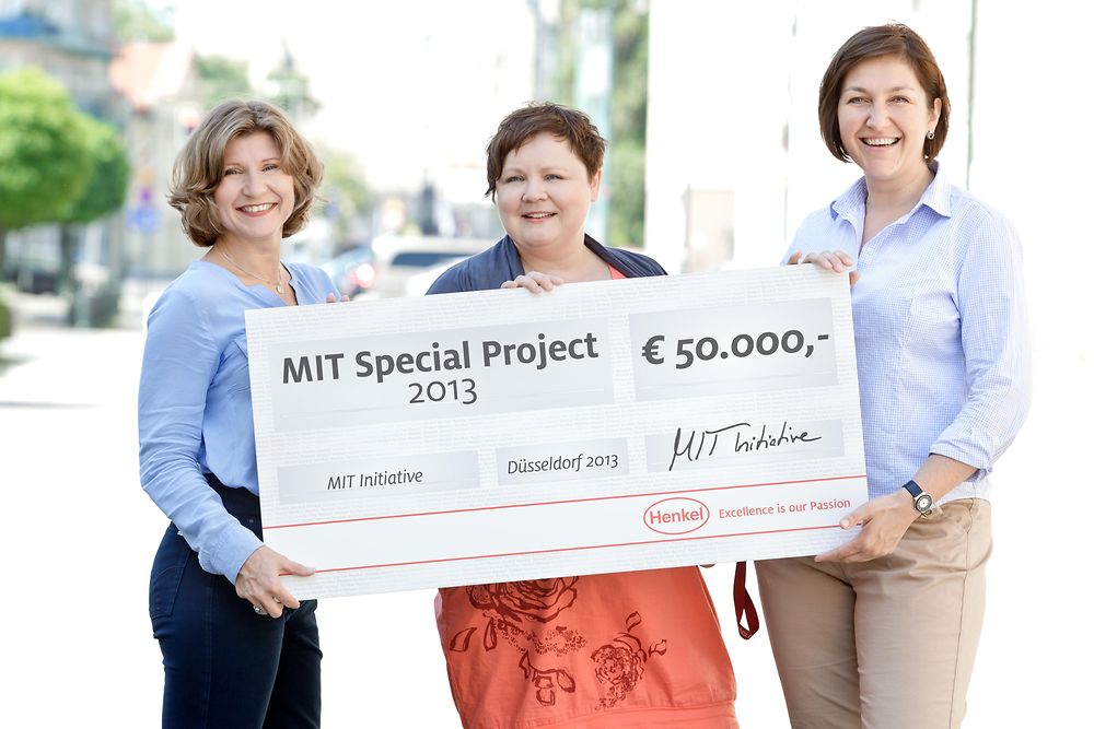 Dorota Strosznajder, Agnieszka Kramm and Anna Jachimiak are holding the cheque for winning “MIT Special Project 2013”