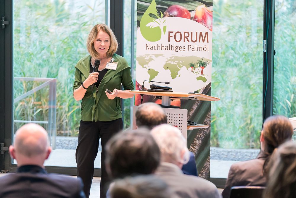 Christine Schneider hält einen Vortrag vor Publikum bei einer Veranstaltung des Forum Nachhaltiges Palmöl in Berlin, 2019.