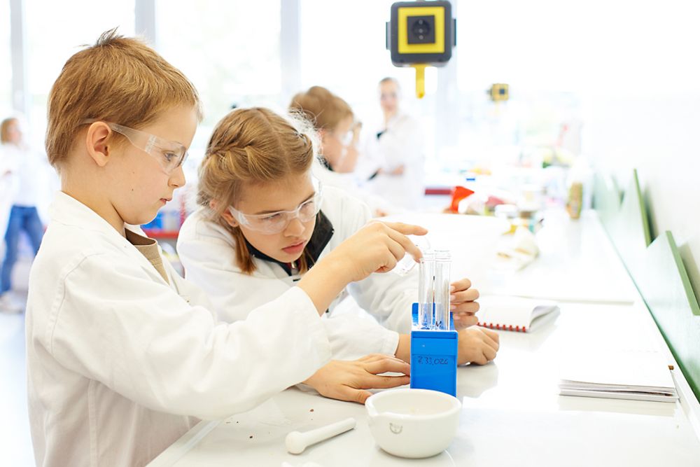 A boy and a girl conduct an experiment in the Forscherwelt