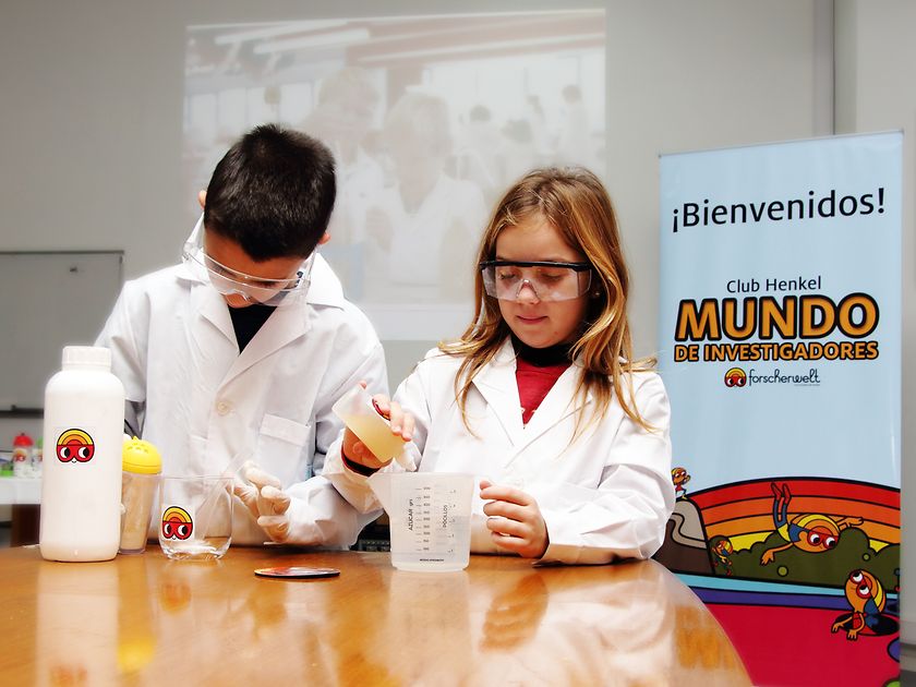 Two kids discovering an experiment in Argentina.