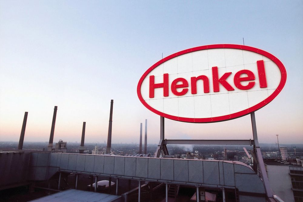 Logo de Henkel en la sede en Düsseldorf, Alemania