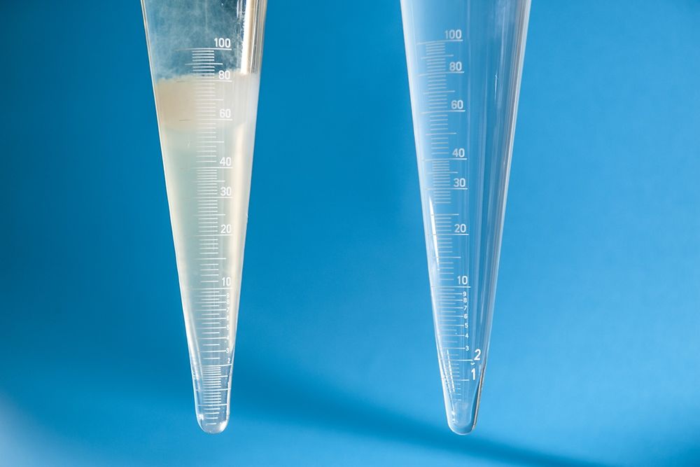In tests, sedimentation was found to be significantly stronger in the caustic soda solution with the casein-based adhesive (left) than in the comparable solution with Optal XP from Henkel