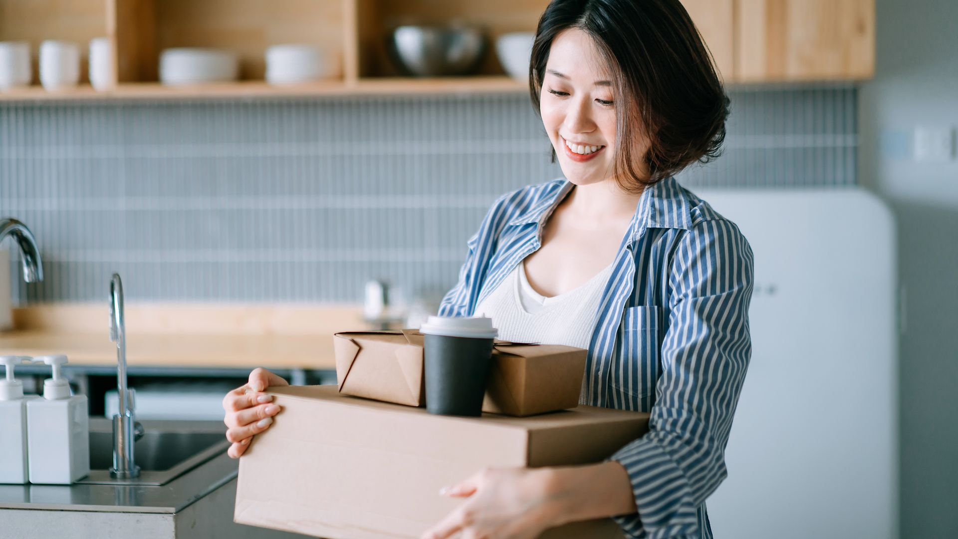 A woman carries reusable packaging