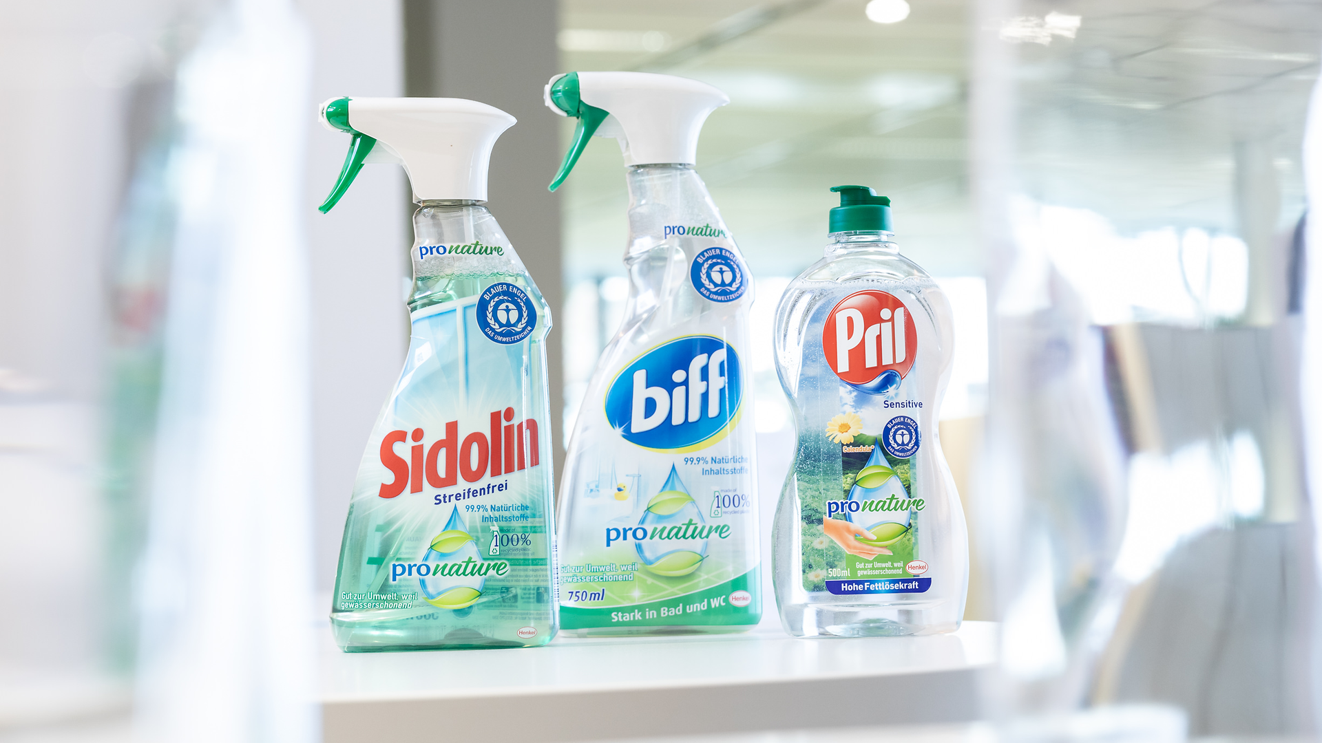 Different cleaning products from Henkel with sustainable packaging.