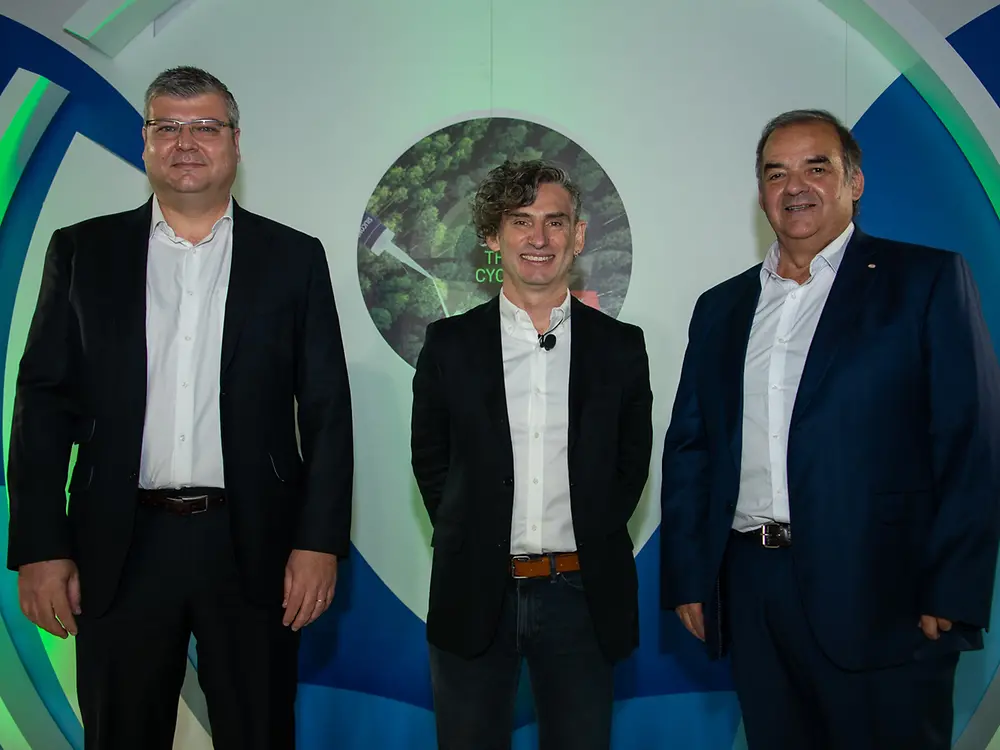 From left to right: Albert Lipperheide, General Manager for Consumer Adhesives at Henkel in Chile, Andres Mitnik, Fundación Chile, and Roberto Pavez, Regional Development Manager for Latin America at Adhesive Technologies, underlined the combination of environmental and social benefits of CRDC´s solution. 