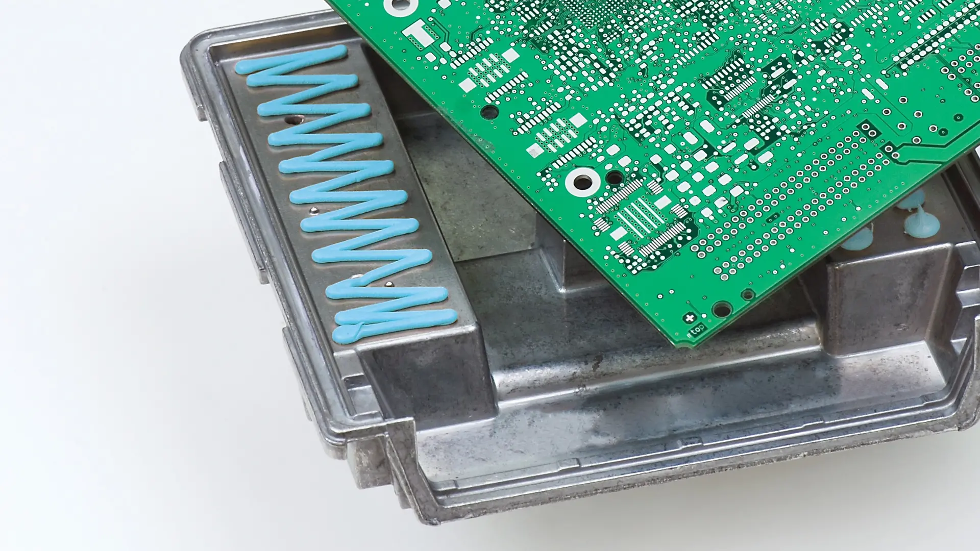
Henkel’s advanced liquid gap filler solutions, in spectrum of media and thermal conductivities to accommodate various heat dissipation requirements and manufacturing preferences.