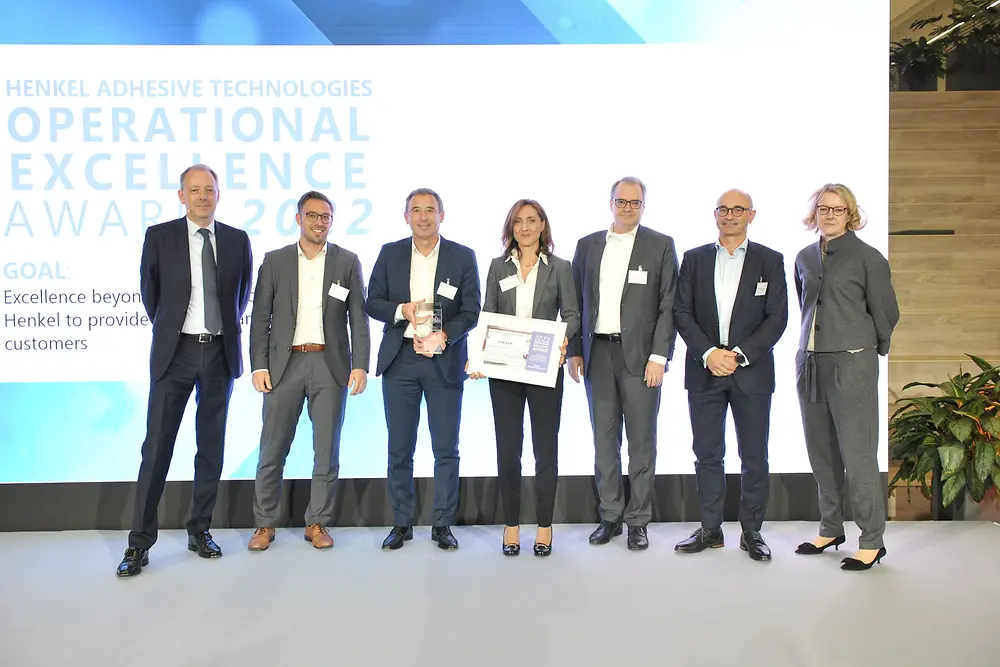 
Operational Excellence Award for Wacker (from left to right): Thomas Holenia, Corporate Vice President Purchasing at Henkel, Dr. Peter Gigler, Sustainability Corporate Director at Wacker, Enric Santos, Corporate Key Account Manager at Wacker, Ilaria Brillarelli, Vice President Polymers EMEA-LATAM at Wacker, Dr. Wolfgang Schattenmann, Vice President Sealants and Hybrids at Wacker, Dr. Robert Gnann, President of Silicones at Wacker and Ann-Kristin Erkens, Corporate Senior Vice President Financial and Business Controlling at Adhesive Technologies
