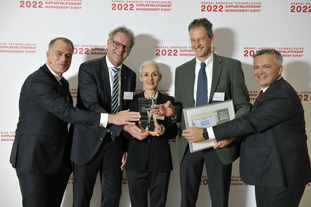 
Sustainability Award for BASF (from left to right): Jan-Dirk Auris, Executive Vice President Adhesive Technologies, Dr. Robert Heger, Vice President Business Management Dispersions and Additives for Construction and Architectural Coatings at BASF, Heike Kohm, Head of Global Key Account Management Dispersions, Resins and Additives at BASF, Christoph Hansen, Senior Vice President Dispersions for Adhesives and Construction Europe at BASF and Csaba Szendrei, Corporate Senior Vice President Packaging and Consumer Goods at Adhesive Technologies
