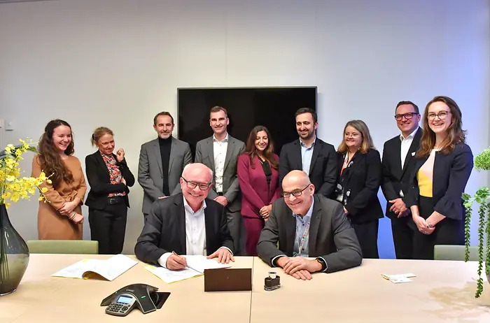 Henkel and Shell teams at signing ceremony for cooperation on renewable-based ingredients.