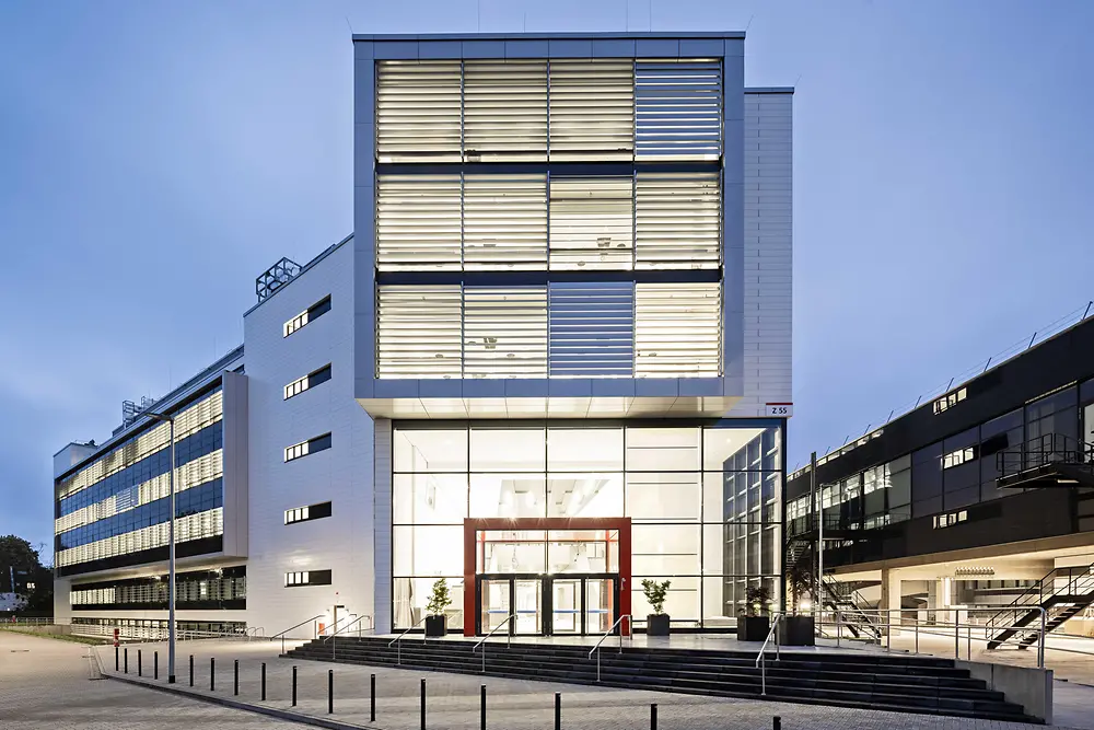 The main entrance of the Innovation Center Düsseldorf. 