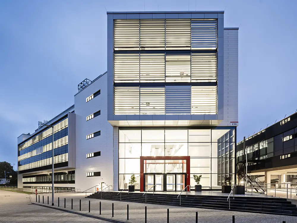 The main entrance of the Innovation Center Düsseldorf. 