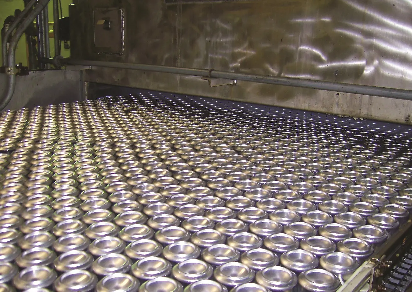 
Henkel has developed an innovative low temperature cleaner for aluminum beverage cans that are treated in traditional spray systems.