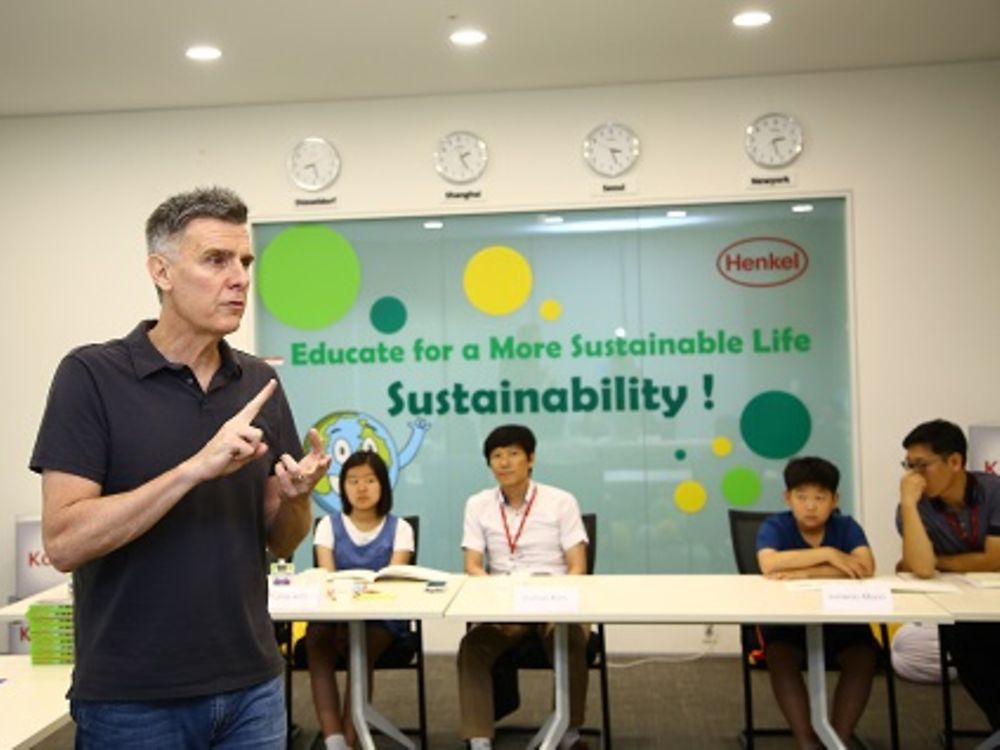 Henkel Korea President Gregg Rossier gave the children a lecture on sustainable behavior