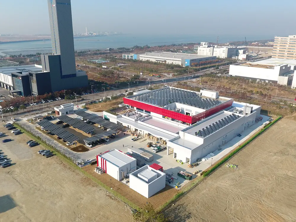 
When building new sites Henkel implements sustainability already into the design phase, for example in its Songdo plant in Korea opened in 2022.