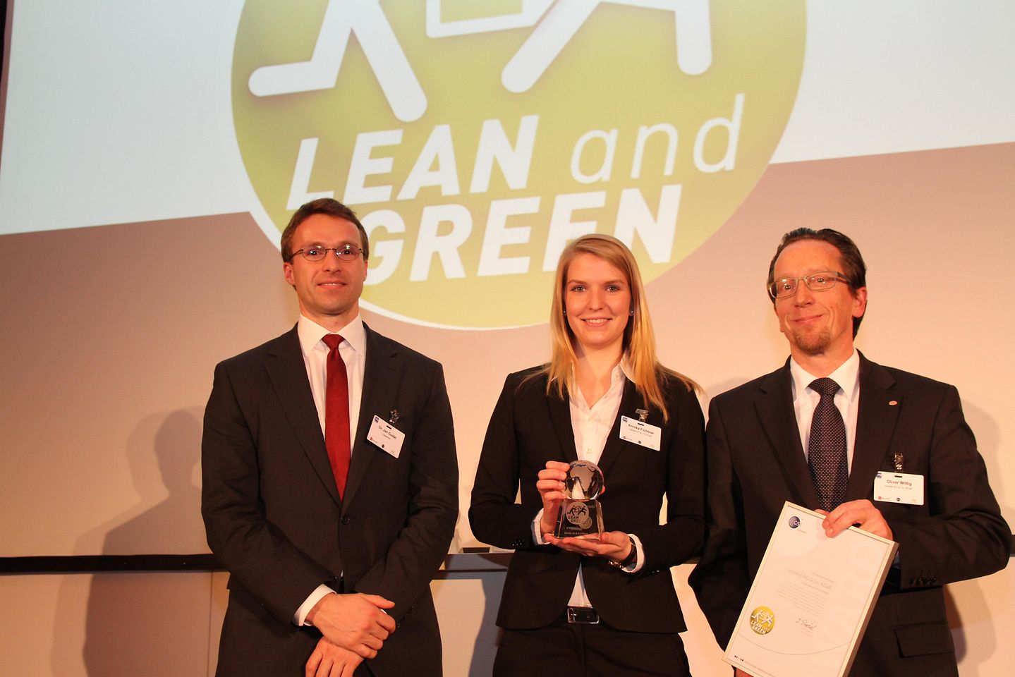 Oliver Wittig (rechts) und Annika Fichtner von Henkel nahmen den Award gemeinsam mit Dr. Jan Gudat von der Beratungsfirma Capgemini entgegen.