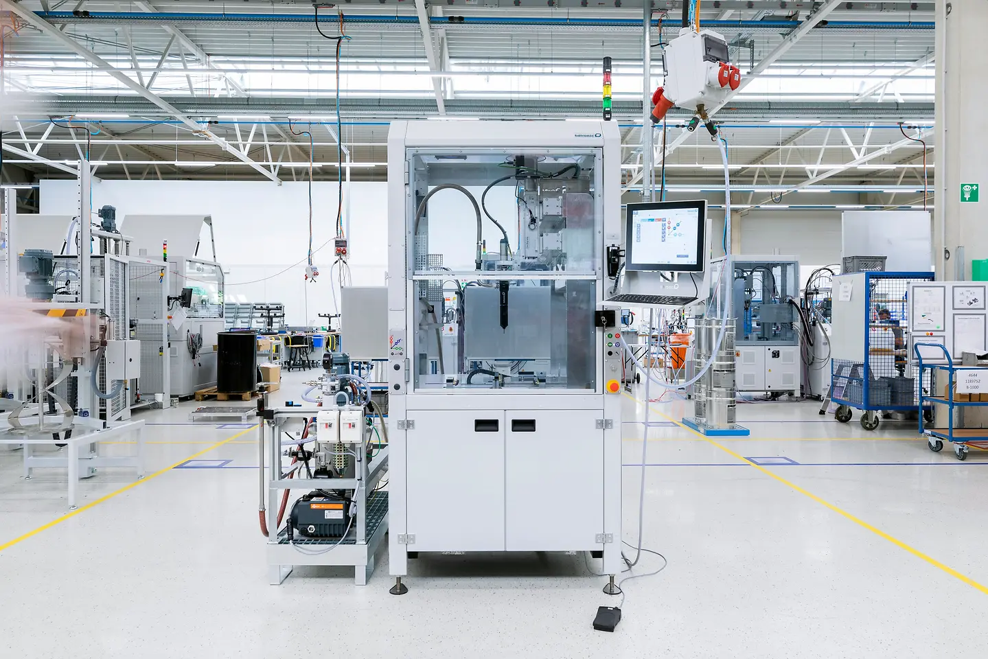 
Semi-automatic machine from Henkel´s dispense partner, bdtronic, for manual loading for various dispensing applications.