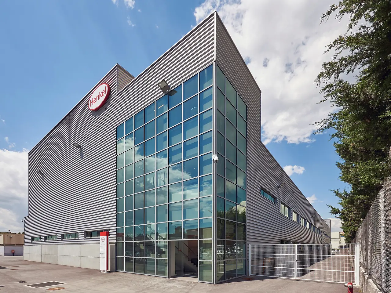 
The production facility in Montornés inaugurated in 2019 has been designed for the production of Henkel´s high-impact aerospace applications.