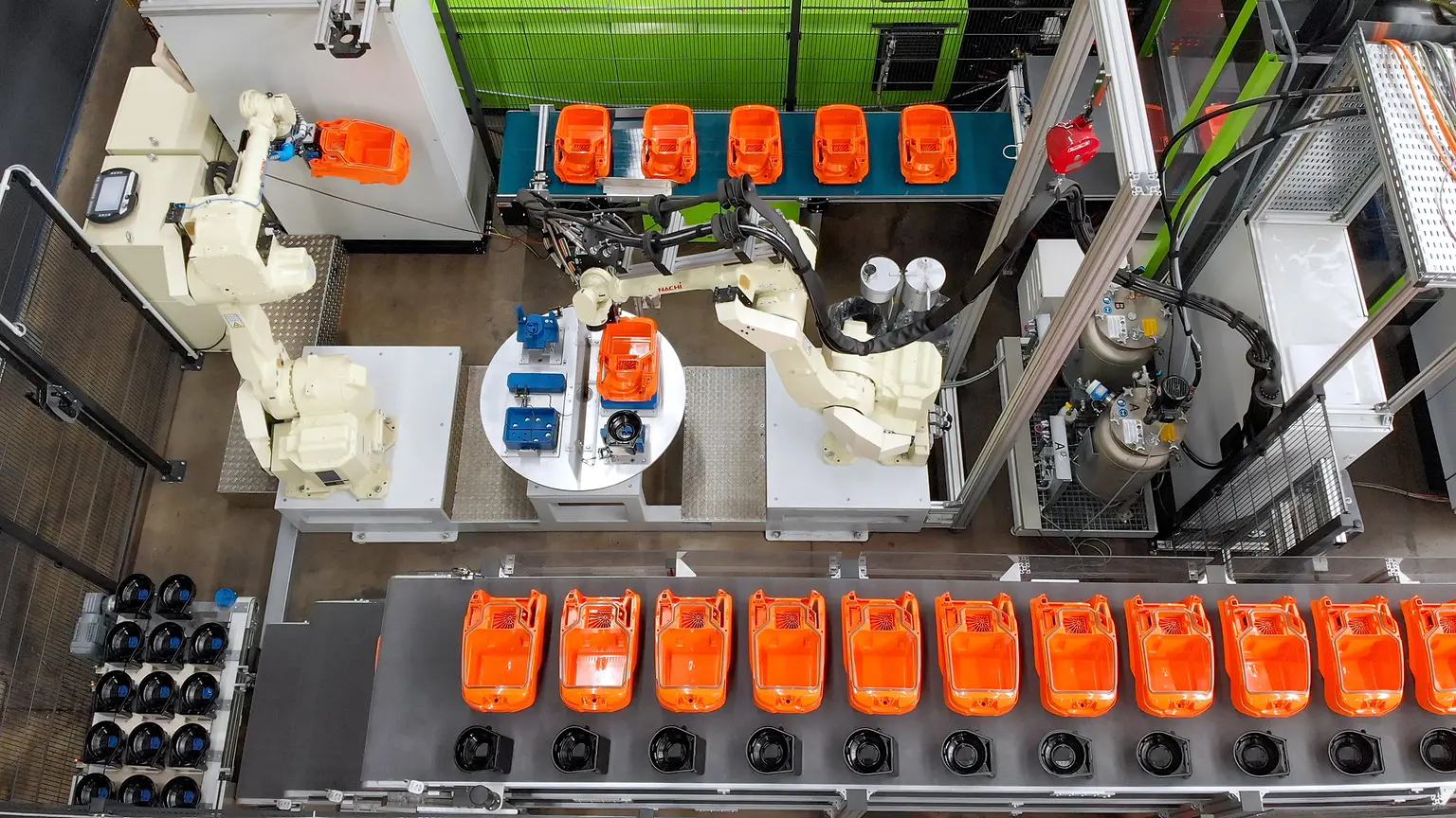 
The 6-axis robot places the vacuum cleaner and motor pot housing for the dispensing application in one step on the rotary indexing table part fixtures.