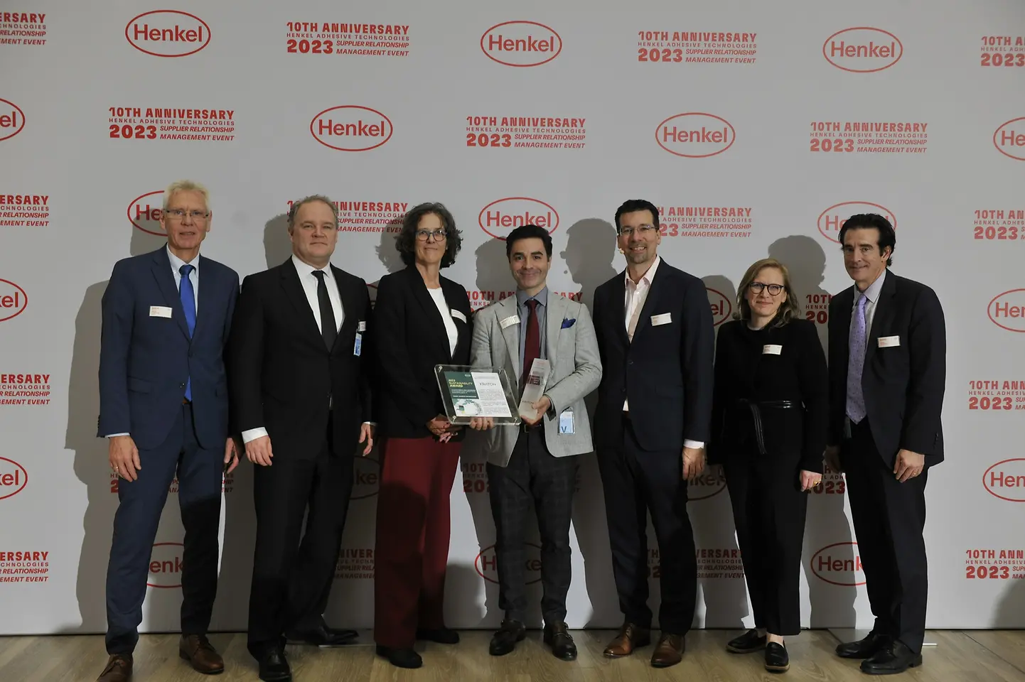 
Sustainability Award 2023 for Kraton (from left to right): Ernst Stoelzel – Vice President Sales & Marketing for Performance Products at Kraton Polymers – Minco van Breetvoort, President Kraton Pine Chemicals, Marianne Ros – Vice President Research & Development, Kraton Pine Chemicals, Pedro Lopes – Chief Sustainability Officer at Kraton, Mark Dorn – Executive Vice President Henkel Adhesive Technologies, Pernille Olsen – Corporate Senior Vice President Packaging & Consumer Goods at Henkel Adhesive Technologies, Kevin Campbell – Vice President of Commercial and Procurement, Kraton Pine Chemicals