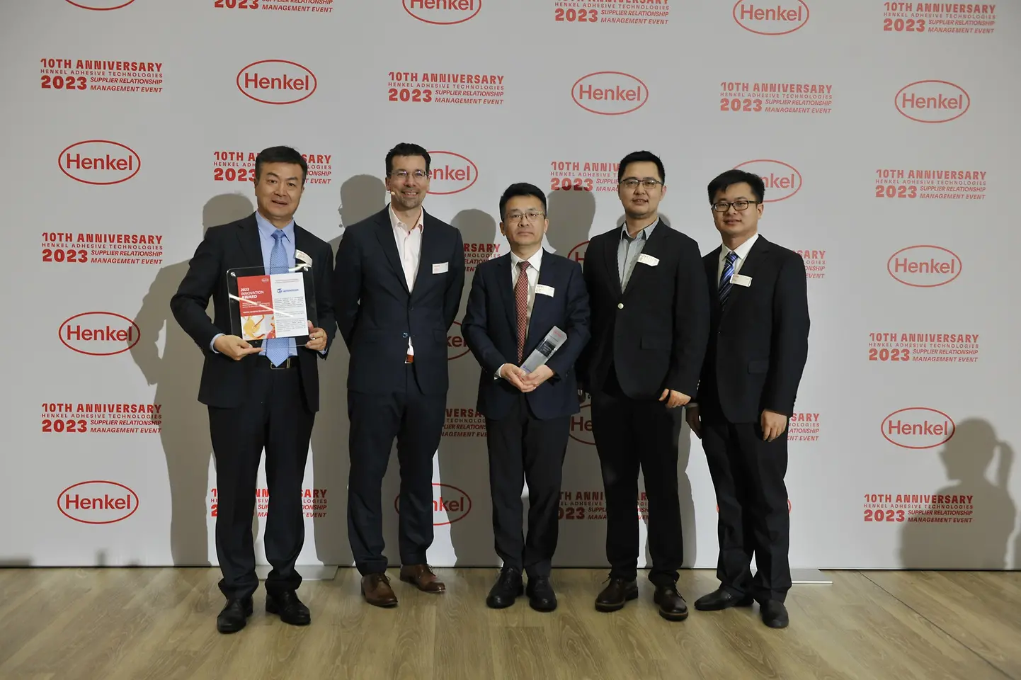 
Innovation Award 2023 for Wanhua (from left to right): Wenping Zhang – General Manager of International Department at Wanhua, Mark Dorn – Executive Vice President Henkel Adhesive Technologies, Jiakuan Sun – Deputy Dean of Central Research Institute at Wanhua, Gary Gu – Deputy General Manager of Surface Materials Business Group at Wanhua, Ben Zhang – R&D Manager for Adhesive Materials at Wanhua