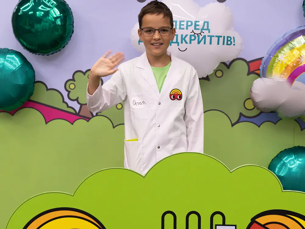 Діти беруть участь у заході "Світ Дослідників"