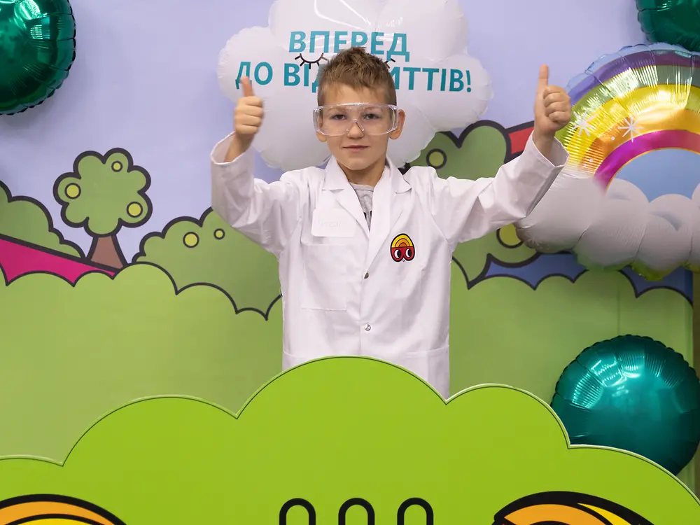 Діти беруть участь у заході "Світ Дослідників"