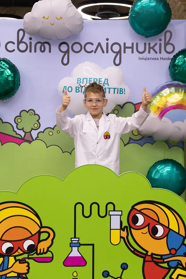 Діти беруть участь у заході "Світ Дослідників"
