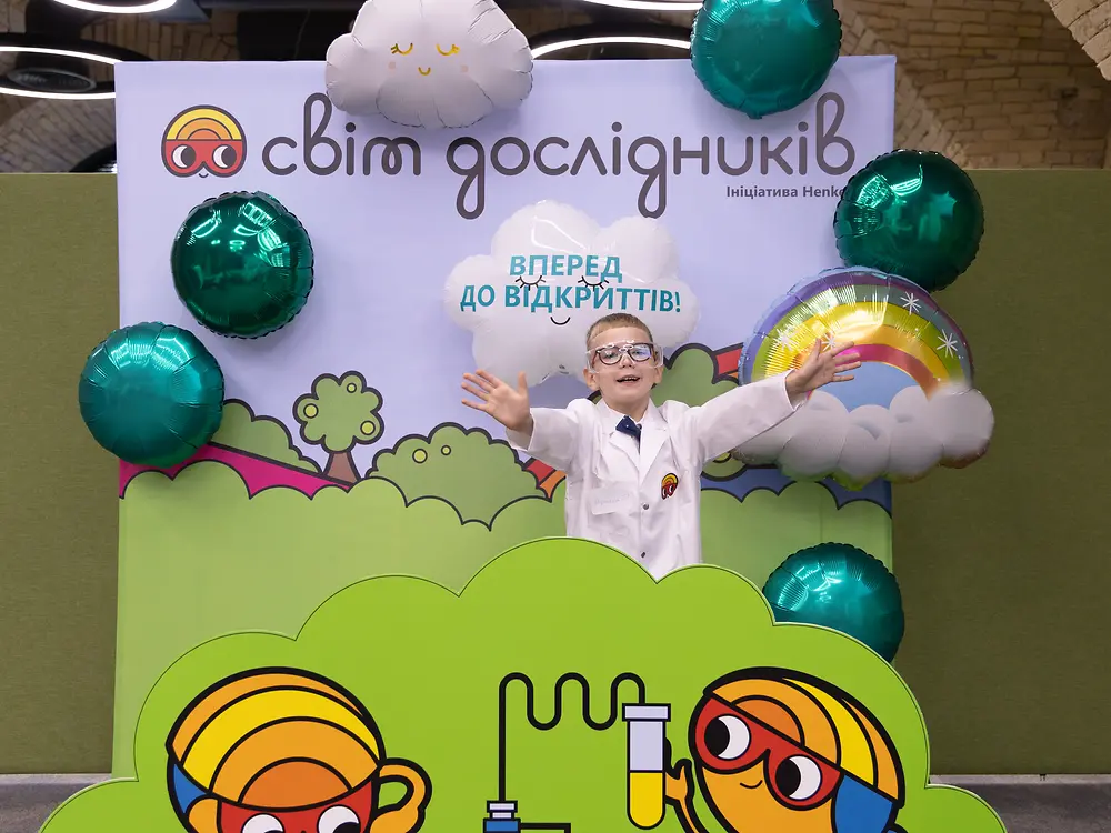 Діти беруть участь у заході "Світ Дослідників"