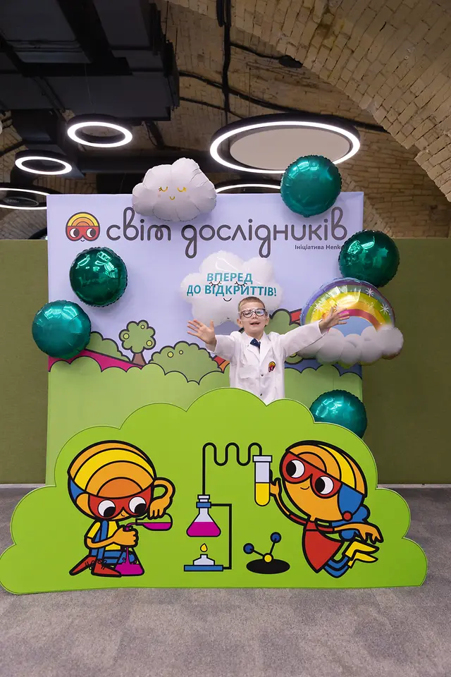 Діти беруть участь у заході "Світ Дослідників"