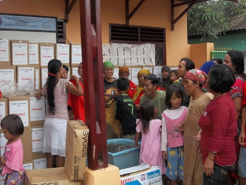 Henkel Indonesia provides emergency aid to flood victims in Tangerang