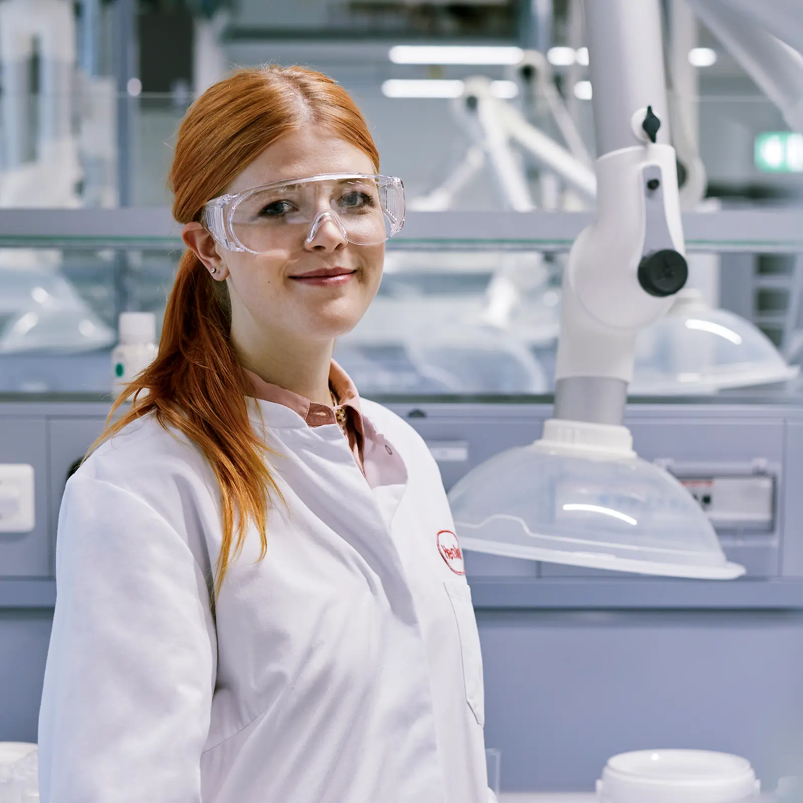 A woman in al lab