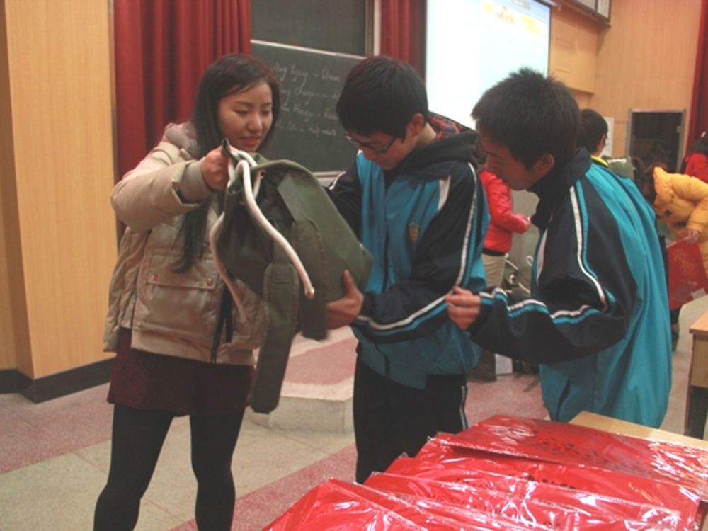 Lili Shen from Grateful Green core team passed the gift bags to students.