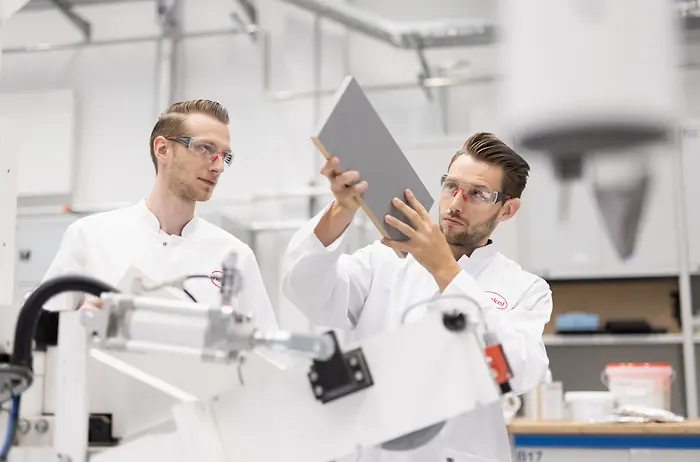 
Henkel's Edge Banding Application in action: The image shows the precise adhesive application for edge banding in furniture manufacturing.