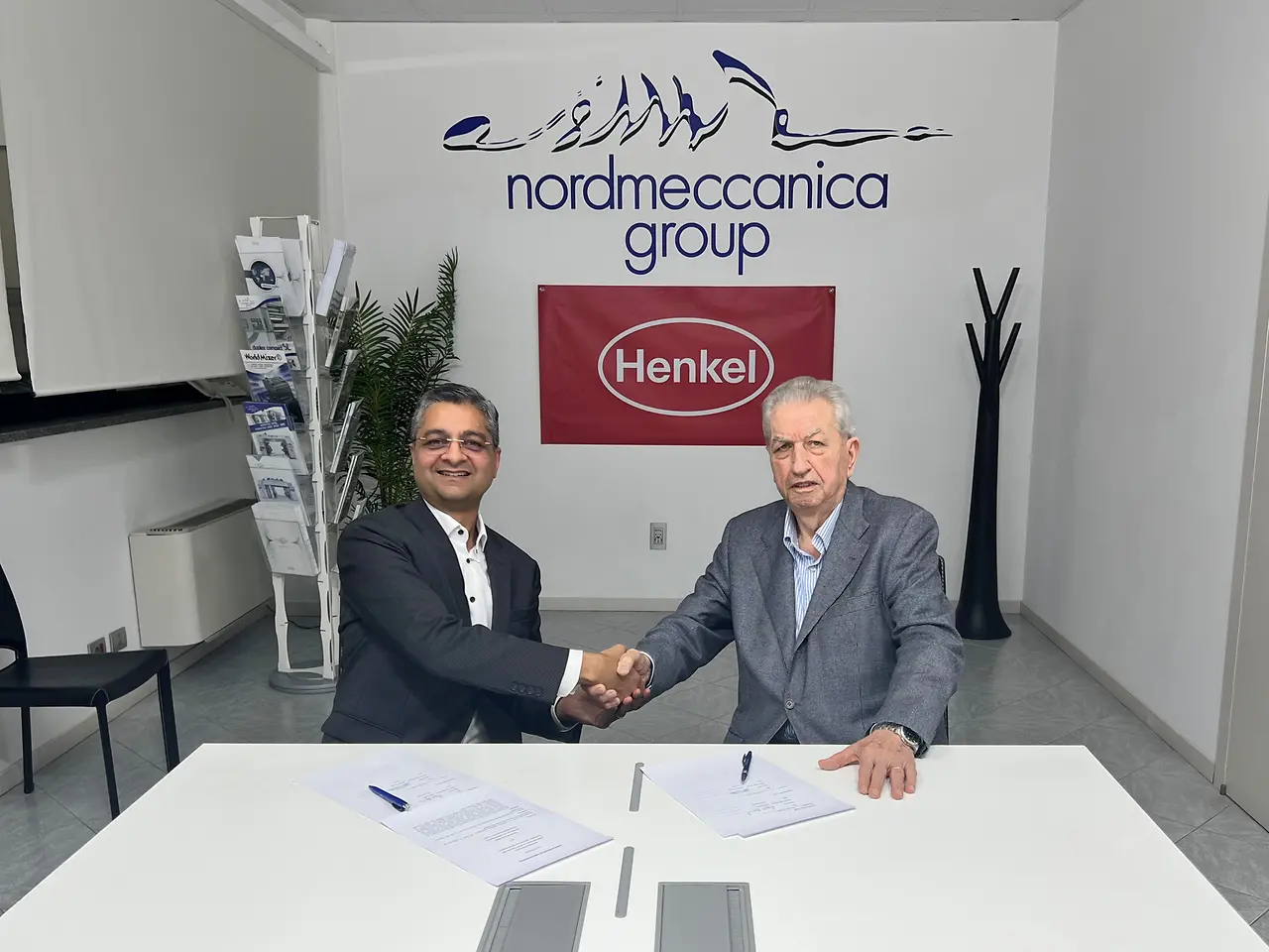
Rajat Agarwal (left), Global Head of Henkel Packaging Adhesives, and Antonio Cerciello (right), President of Nordmeccanica. (Photo: Nordmeccanica)