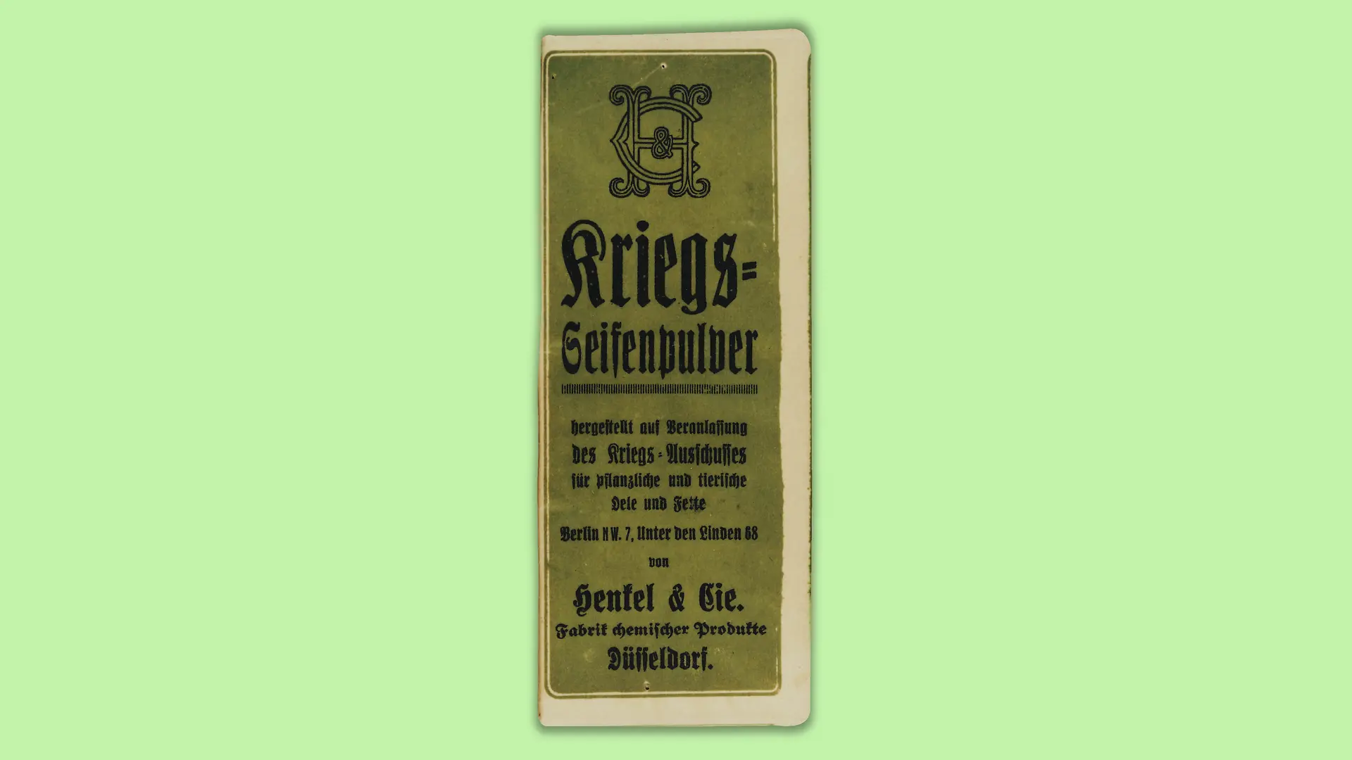 Packaging of the “wartime soap powder” from 1917. The green packaging is unadorned and shows no additional logo or image apart from the product and manufacturer information.
