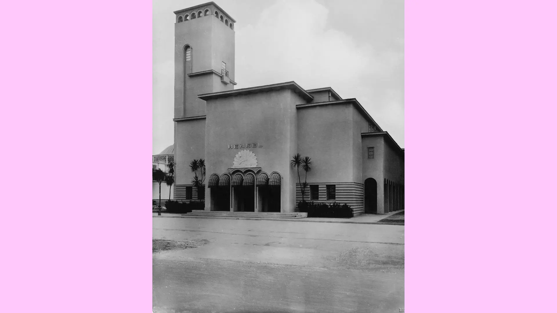 Exterior view of the so-called Gesolei Pavilion. It is a single-storey building with a tower on the left-hand side. Above the entrance is the inscription 