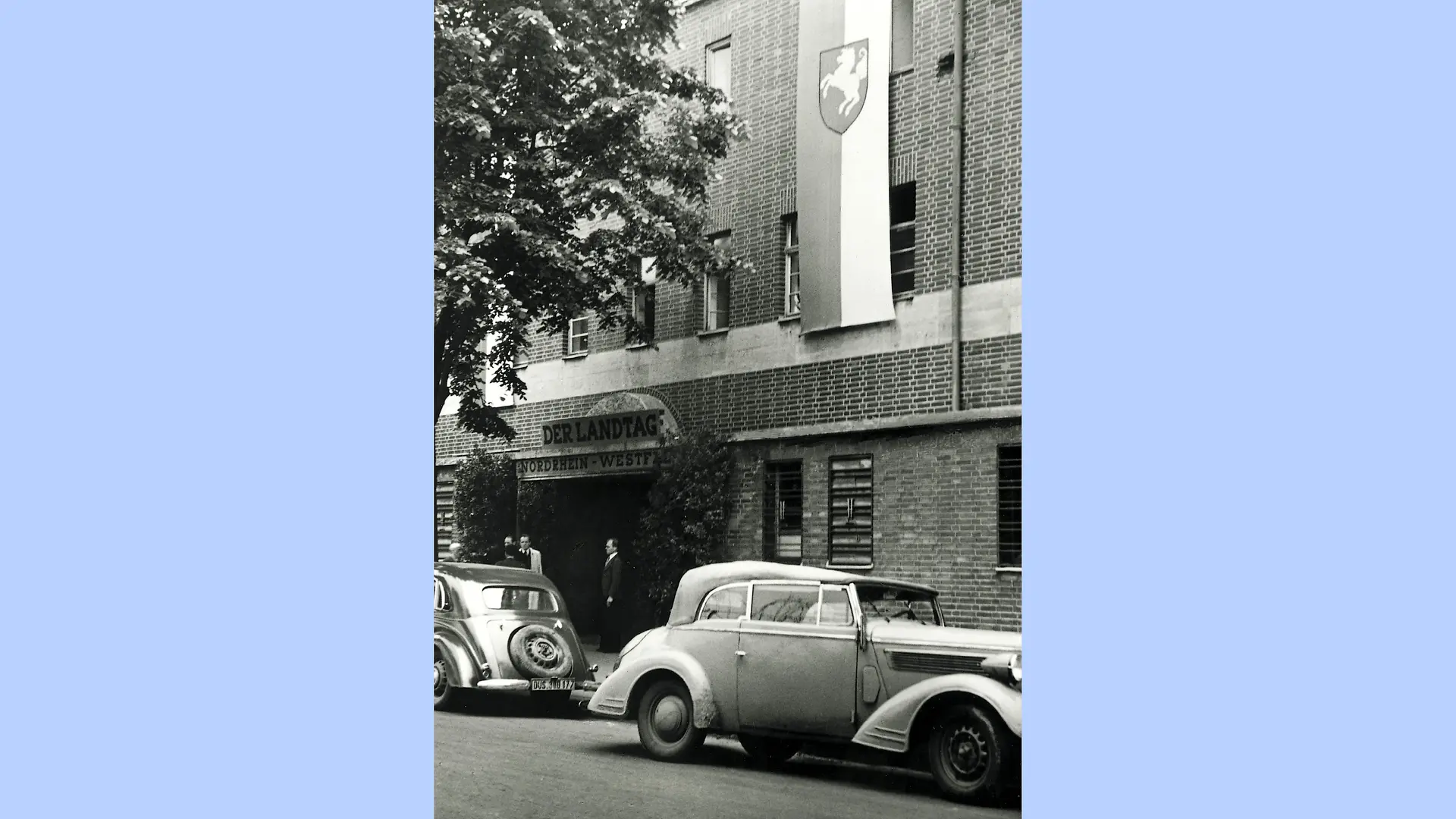 A black and white photo showing the exterior view of the GeSoLei Hall. Above the entrance is the inscription “Der Landtag Nordrhein-Westfalen” (