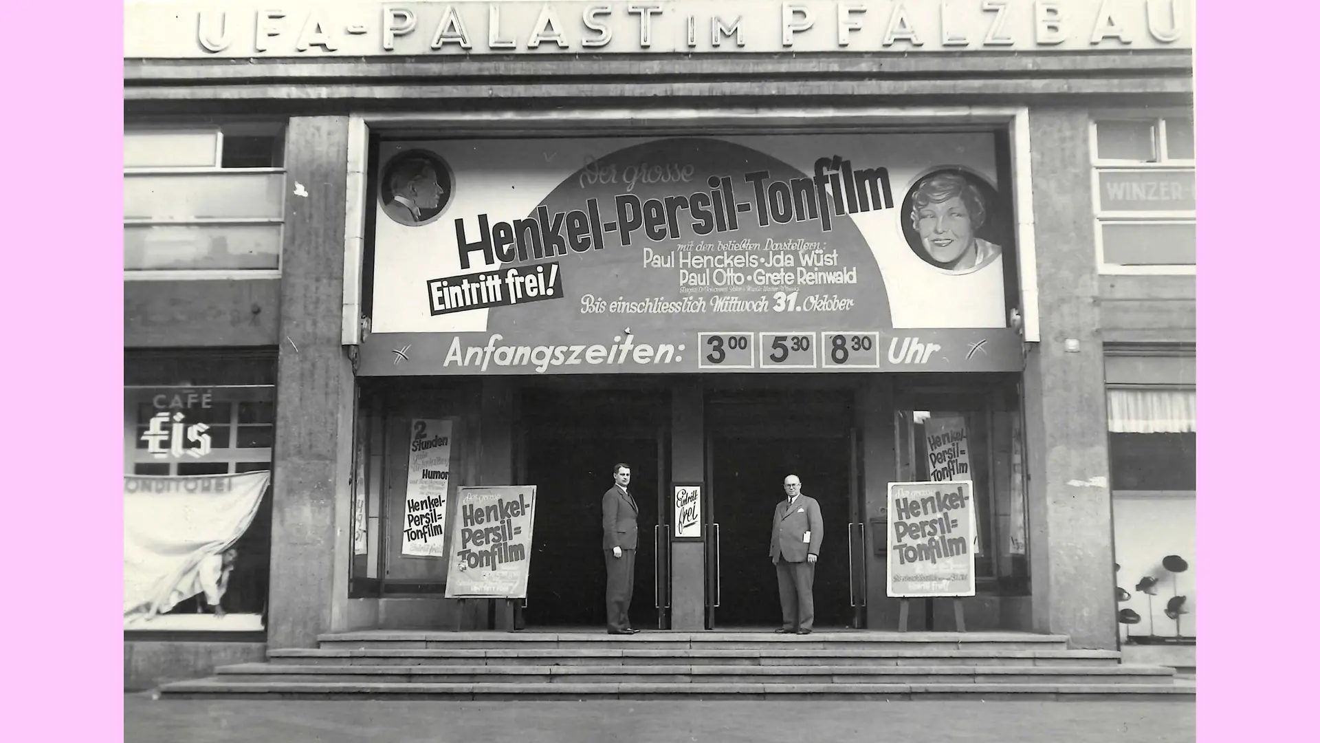 Pictured is the entrance to the UFA-Palast cinema in Ludwigshafen during the season of the movie “Wäsche – Waschen – Wohlergehen” (“Laundry – Washing – Well-being”). The imposing entrance is decorated with advertising for the film.