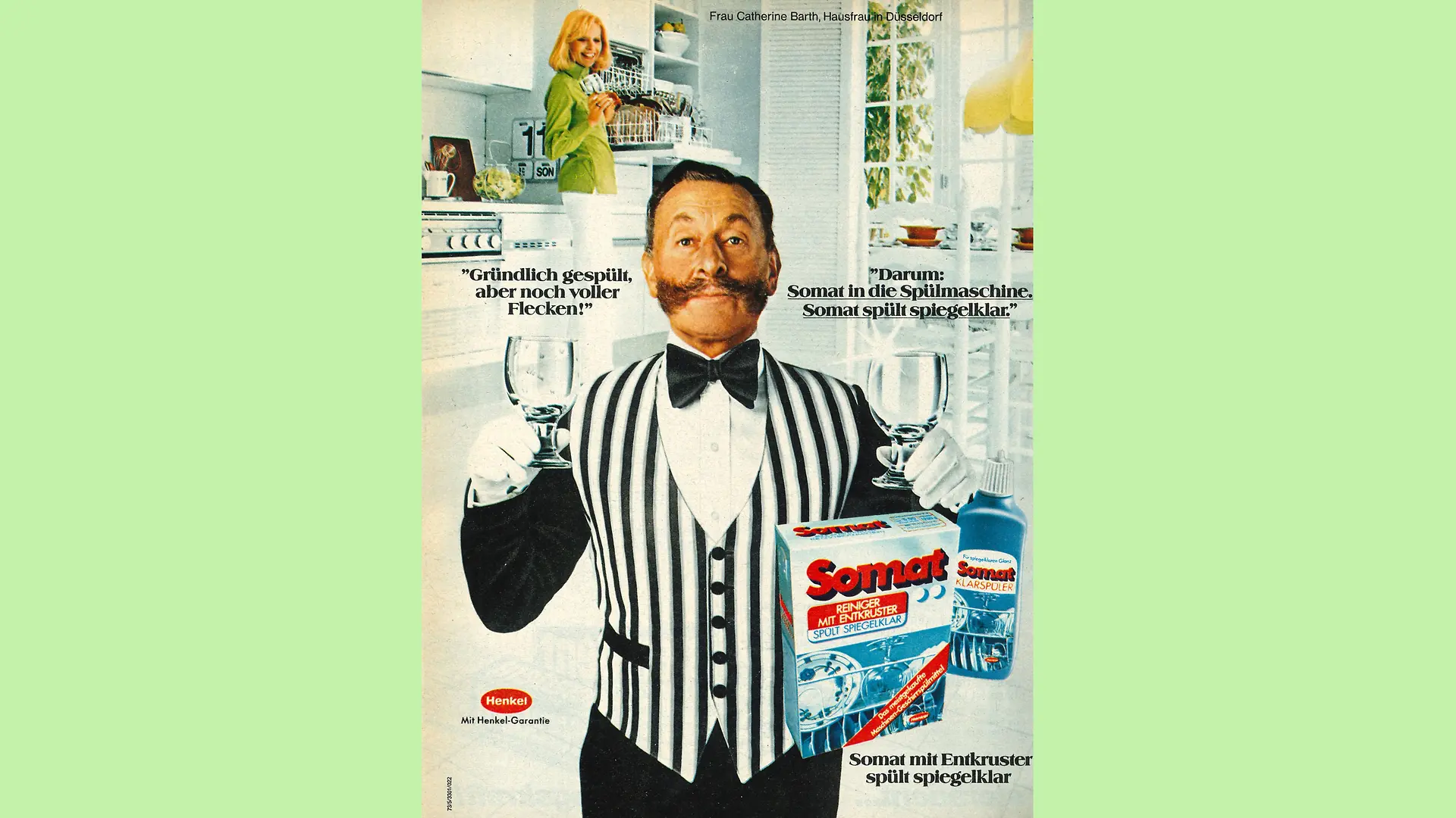 Advertisement for Somat from 1973, showing a waiter in the foreground wearing a black and white striped vest and bow tie. He wears a striking moustache and holds a clean, shiny drinking glass in both hands. A kitchen can be seen in the background, in which a blonde woman in a green blouse smiles as she empties her clean dishwasher. In front of the waiter in the bottom right-hand corner, the packaging of Somat detergent and rinse aid is also depicted.
