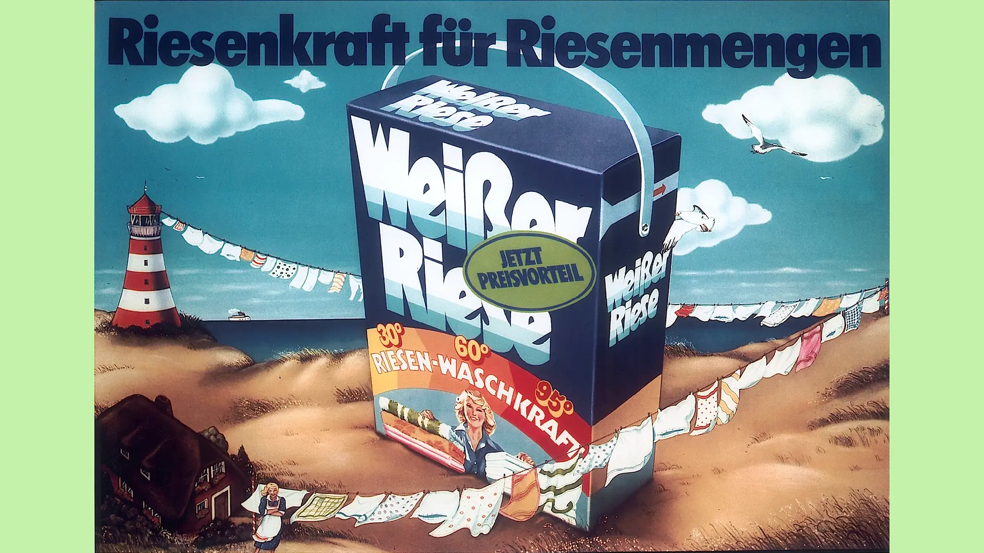 A drawn advertisement: A carton of Weißer Riese detergent is placed on a beach in a supernaturally large position. The sea can be seen in the background. On the left behind the box is a lighthouse with a washing line attached to it. This runs away from the lighthouse, behind the box, to a post and from there in front of the box to a house with a thatched roof, which is placed in the left corner of the picture. In front of the house stands a blonde woman with folded arms in a blue dress with a white apron.