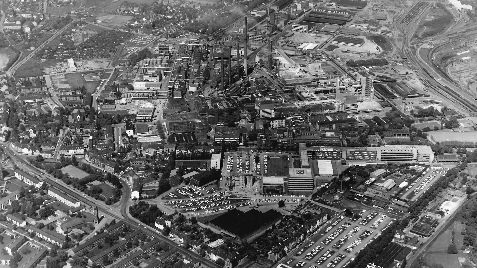 Aerial view of the plant in Düsseldorf-Holthausen and the neighboring residential areas from 1969.