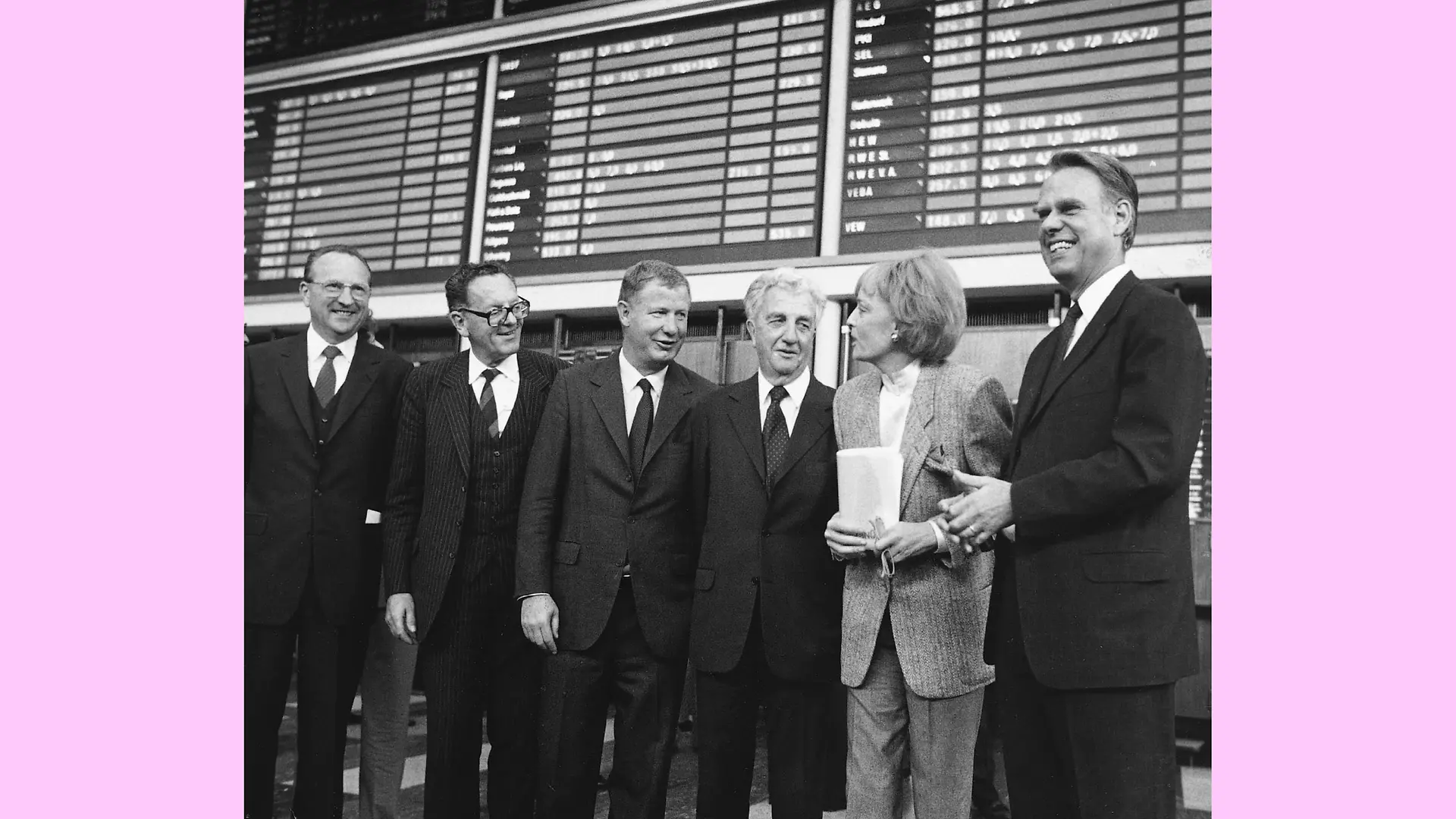 Six people in suits stand at the Düsseldorf Stock Exchange. They are visibly pleased about Henkel's IPO. Pictured from left are: Dr. Hans-Otto Wieschermann, Dr. Dr. Helmut Sihler, Dr. Jürgen Manchot, Dr. Konrad Henkel, Prof. Gabriele Henkel and Dipl.-Ing. Albrecht Woeste.