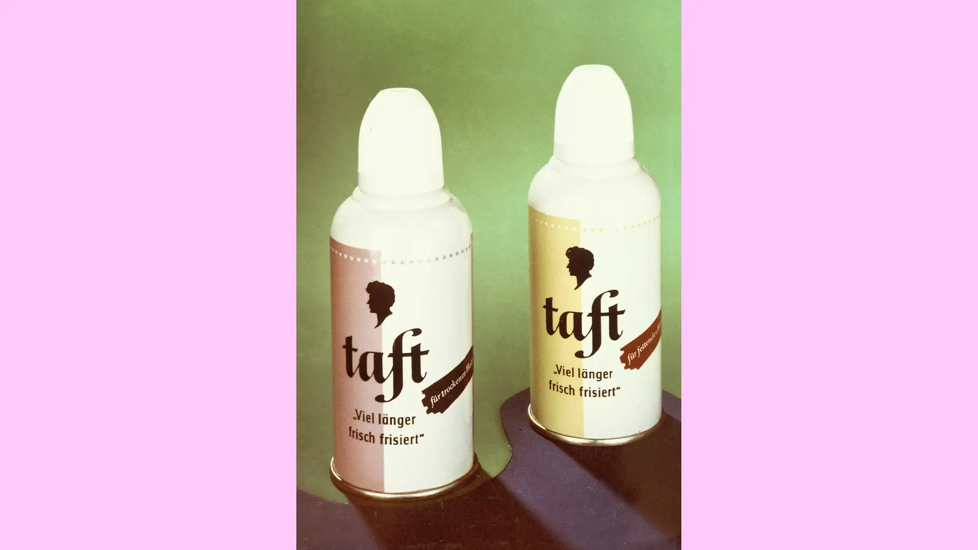 Two cans of Taft hairspray from 1957 are to be seen. The can on the left is half white and half pink. The can on the right is divided into beige and white. At the bottom of both cans is the inscription “Much longer freshly styled”.