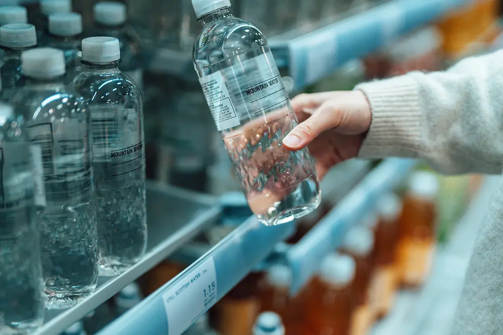 
Technomelt EM 335 RE is free of mineral oil, removable up to 98% in the recycling process, and can be processed at low temperatures. It is also PETCYCLE approved.